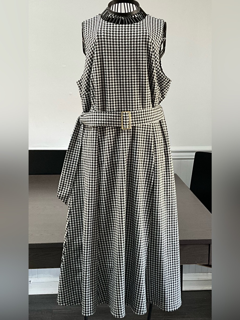 Sleeveless dress for women”ANNE KLEIN" size 8p MIDI dress (strech, Black - white